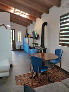 ein Wohnzimmer mit einem Tisch, Stühlen und einem Herd in der Unterkunft B&B La Casetta in Gattinara