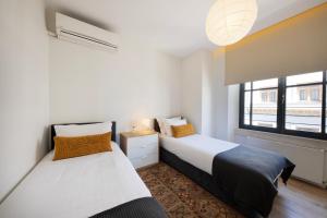 イスタンブールにあるGALATA M84のベッドルーム1室(ベッド2台、窓付)