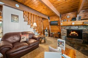 Χώρος καθιστικού στο A Beary Happy Cabin - Charming gambrel style home within minutes of the Lake and The Village