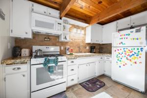 Η κουζίνα ή μικρή κουζίνα στο A Beary Happy Cabin - Charming gambrel style home within minutes of the Lake and The Village +17 φωτογραφίες