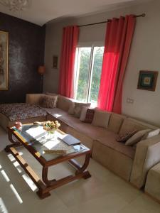 - un salon avec un canapé et une table basse dans l'établissement Villa AKWABA, à Aït Ourir
