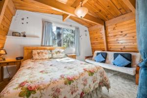 Ένα ή περισσότερα κρεβάτια σε δωμάτιο στο A Beary Happy Cabin - Charming gambrel style home within minutes of the Lake and The Village