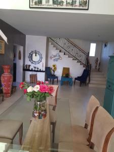 - un salon avec un vase de fleurs sur une table dans l'établissement Villa AKWABA, à Aït Ourir
