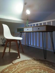 escritorio y silla blanca en una habitación en Le Petit Moselle- métro Mermoz-Parc Parilly, en Bron