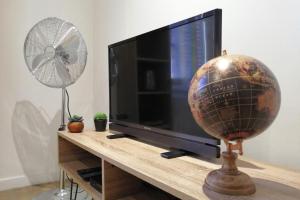 TV a/nebo společenská místnost v ubytování Le Petit Moselle - Metro Mermoz-Parc Parilly
