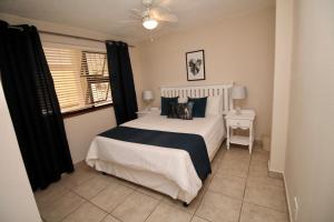 1 dormitorio con cama y ventana en Sumelda 3 en Margate