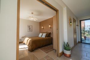 Tempat tidur dalam kamar di Charmantes Maisons avec spas privatifs au calme Idéal weekend à 2 en famille ou entres amis