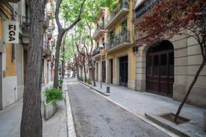 une rue urbaine vide avec des arbres et des bâtiments dans l'établissement 31mai1043 - Sunny home terrace Sagrada Familia, à Barcelone