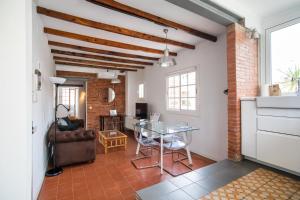 - un salon avec une table et un mur en briques dans l'établissement 31mai1043 - Sunny home terrace Sagrada Familia, à Barcelone
