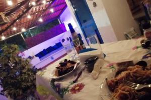 einen Tisch mit einem Teller Essen und einer Flasche Wein in der Unterkunft Ursus, Mi casita en México in Mexiko-Stadt