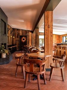 un restaurant avec des tables et des chaises en bois dans l'établissement Little Cat Lodge, à Hillsdale