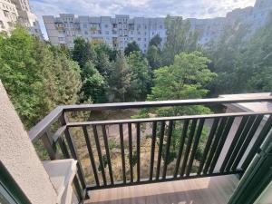 d'un balcon avec vue sur les arbres et les bâtiments. dans l'établissement Center, Albisoara str., 1bedroom and living with balcony, à Chişinău