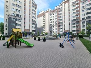 - une aire de jeux avec toboggan et balançoire dans l'établissement Center, Albisoara str., 1bedroom and living with balcony, à Chişinău