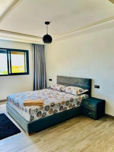 - une chambre dotée d'un lit avec un cadre bleu dans l'établissement SUNFLOWER Apartments, à Agadir nʼ Aït Sa