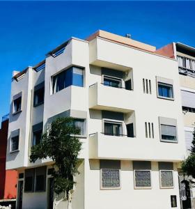 une image d'un bâtiment blanc dans l'établissement SUNFLOWER Apartments, à Agadir nʼ Aït Sa