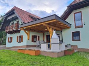 Casa con techo de madera y patio en Gasthof Knappenwirt, en Mariahof