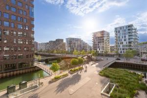 a rendering of a city with a river and buildings at Lys 3 værelses lejlighed med 26 m2 sydvendt altan in Aarhus
