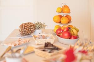 stół z miskami owoców na talerzach w obiekcie Ancóramare w mieście Stintino
