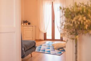 a living room with a couch and a window at Ancóramare in Stintino