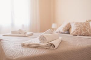 two towels are sitting on top of a bed at Ancóramare in Stintino