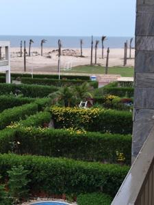 uma vista para a praia a partir da varanda de um resort em شاليه 120/202 مارينا دلتا em Al Ḩammād
