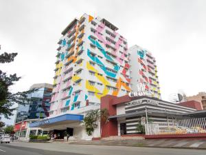 un bâtiment avec des balcons colorés dans une rue de la ville dans l'établissement Hotel Faranda Express Soloy and Casino, a member of Radisson Individuals, à Panama City