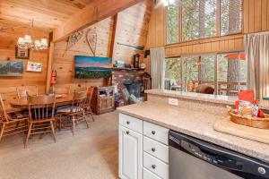 Η κουζίνα ή μικρή κουζίνα στο Zen Den - Beautiful A-frame cabin with classic brick wood burning fireplace and a hot tub +15 φωτογραφίες