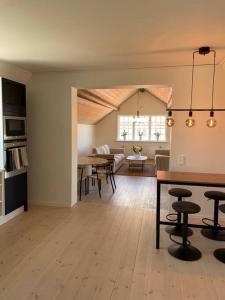 Fin lägenhet i centrala Leksand في ليكساند: غرفة معيشة مع مطبخ وغرفة طعام