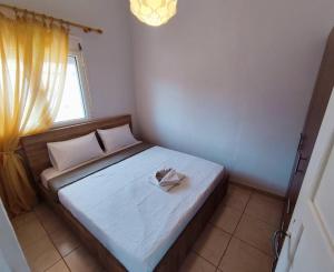 een kleine slaapkamer met een bed met een handdoek erop bij Yiannis Appartments 