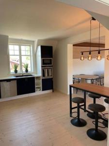 Fin lägenhet i centrala Leksand في ليكساند: مطبخ مع طاولة وكراسي في غرفة