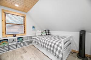 um quarto com uma cama e uma televisão em Yoda Maple Cabin- Awesome cabin with great amenities, you can feel the warmth of this charming cabin em Sugarloaf