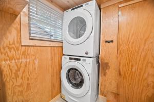 uma máquina de lavar e secar numa casa minúscula em Yoda Maple Cabin- Awesome cabin with great amenities, you can feel the warmth of this charming cabin em Sugarloaf