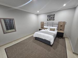 Luxe Musgrave Boutique Hotel في ديربان: غرفة نوم بسرير كبير في غرفة
