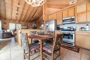 a kitchen with a table and chairs in a room at Wolf View Lodge - Adorable and modern cabin with well-appointed mountain decor in Big Bear Lake
