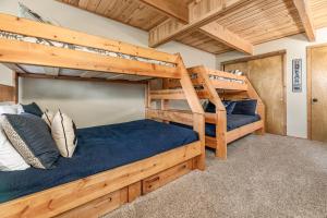 a bedroom with two bunk beds in a cabin at Wolf View Lodge - Adorable and modern cabin with well-appointed mountain decor in Big Bear Lake