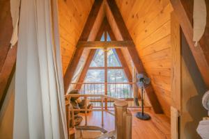 um quarto com uma grande janela num camarote em A-Frame of Mind - Nice cozy cabin great view to the outdoors and peaceful em Big Bear City