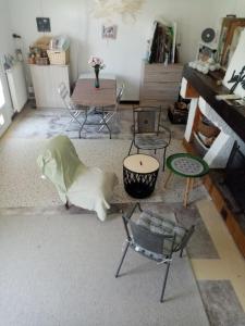 sala de estar con mesa y sillas en Les Toiles du Figuier, en Espéraza
