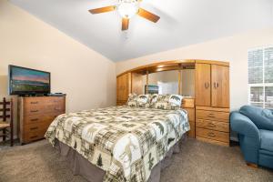 Wine Down - Beautiful and well-kept cabin with large fenced back yard客房内的一张或多张床位