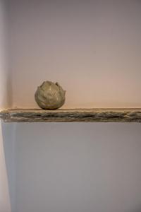 a rock sitting on top of a wooden shelf at mikro Thama in Kámbos