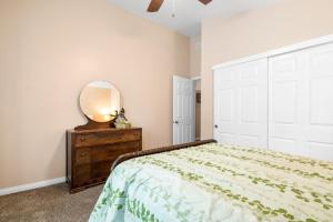 Wine Down - Beautiful and well-kept cabin with large fenced back yard客房内的一张或多张床位