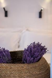 a bunch of purple flowers sitting on top of a table at mikro Thama in Kámbos