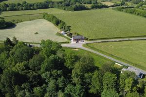 een luchtzicht op een boerderij met een huis en een weg bij Maison La Thiérache in Momignies