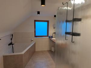 baño con bañera y ventana en Gasthof Knappenwirt en Mariahof