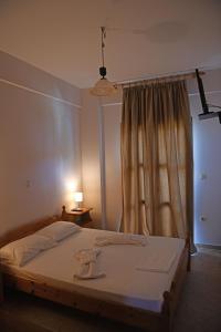 1 dormitorio con 1 cama grande y ventana en Nikos Apartments A8, en Gialiskari