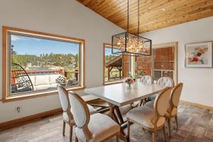 uma sala de jantar com uma mesa e cadeiras e uma janela em Boulder Bay Chalet Lakefront - Elegantly decorated with Hot Tub and Game Room! em Big Bear Lake