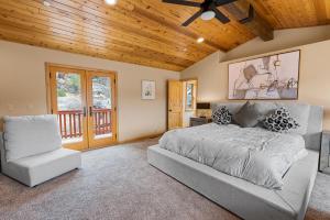 ein Schlafzimmer mit einem Bett und einer Holzdecke in der Unterkunft Boulder Bay Chalet Lakefront - Elegantly decorated with Hot Tub and Game Room! in Big Bear Lake