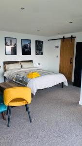 Postel nebo postele na pokoji v ubytování Luxury beach front rooms- PMA