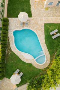 Výhľad na bazén v ubytovaní Vasilopoulos Residences - Villa Anthia with jacuzzi & shared pool alebo v jeho blízkosti
