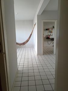 un pasillo con una hamaca en una habitación en Cantinho para mulheres, en Parnaíba
