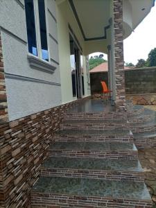 eine Backsteintreppe, die zur Vorderseite eines Hauses führt in der Unterkunft Pearl furnished residence in Buloba
